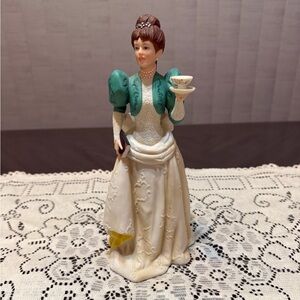 Avon 1995 Mrs. Albee Award Figurine